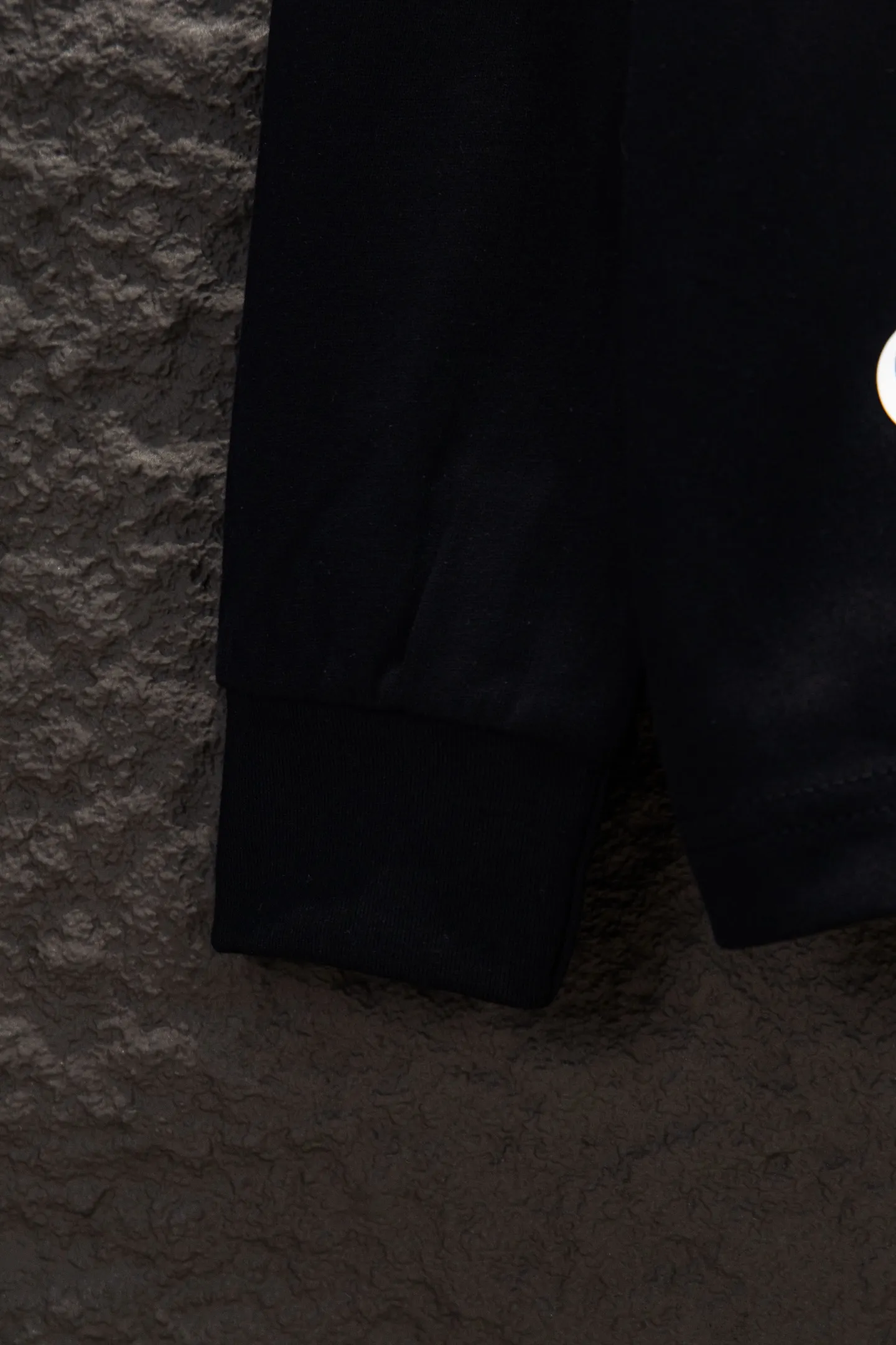 P230 🆕Chrome Hearts os version is really charming and the Crow style is really unique. Each season’s new version is made to the extreme. It is very practical and can be worn casually✔️ - ⚠️100% cotton. It is made of 21 double yarns, 300g weight fabric and imported knitted carded cotton. It has moderate thickness, drape and contour, and the upper body is comfortable! ! It is very tolerant to fat body types and can instantly lose five pounds after wearing it!  Front panel # Back panel Neckline Silicone elements # Imported silicone technology using advanced technology. The body is treated with silicone elements, which greatly increases the interest of the clothing; unique visual effects. After special fraying effect treatment, a unique distressed effect is formed. An irregular hem is added to the version. This year, Crow Heart is focusing on the version. In the past two years, the oversize version has become the focus of the trend. It has also been a popular staple in the past two years. The change of designers has made this brand an instant hit. The progressive fashion of the times also needs the blood impact of fresh elements and trendy designs in order to continue its glory! It’s stylish both inside and outside, a must-have for high street travel! An absolute "eye-catching style" that can match couples 💏 Color: Black White Size: S M L XL